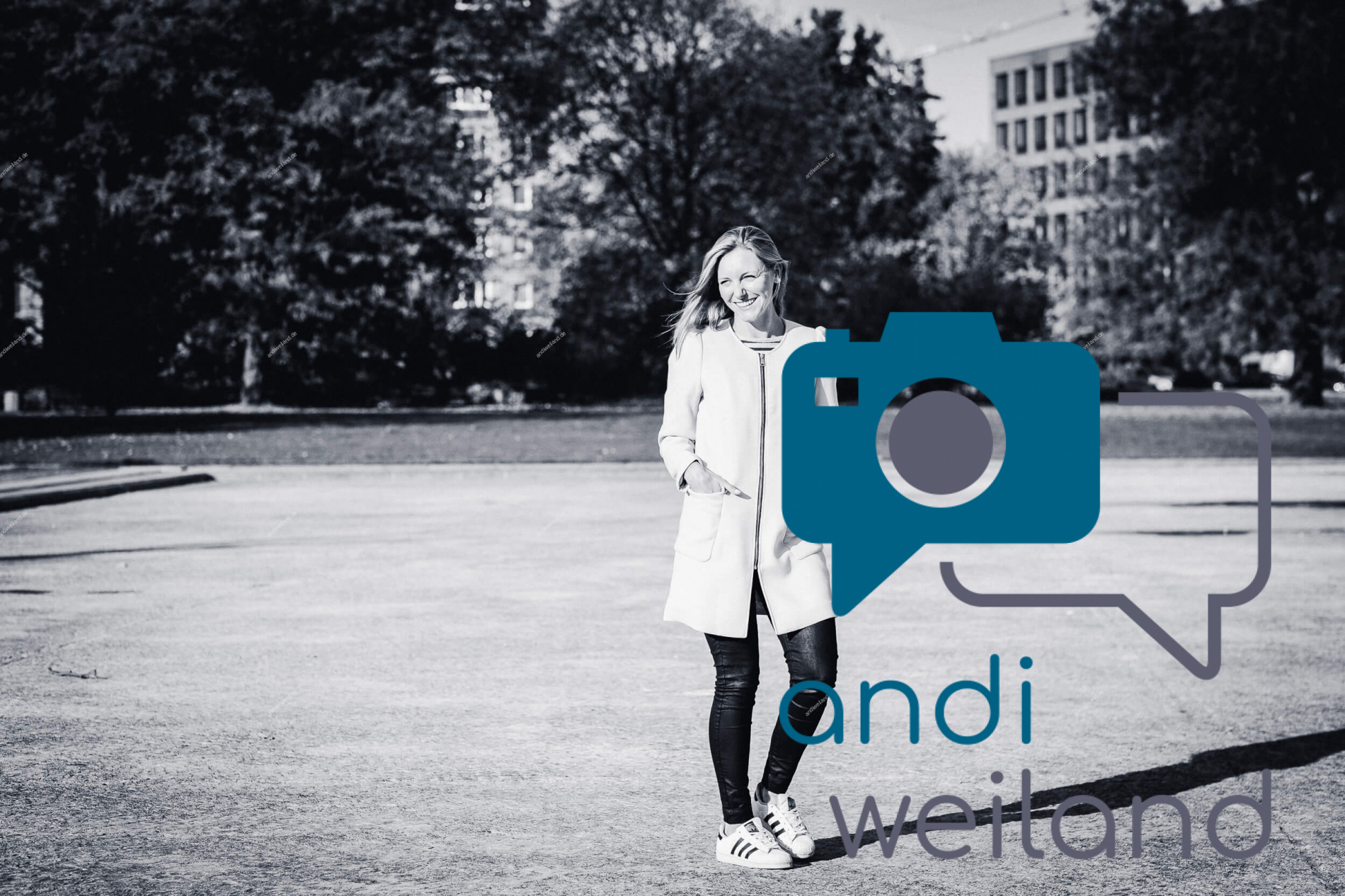 Portrait von einem vollbärtigen Mann mit kurzen Haaren, der in die Kamera lächelt. Er trägt ein Shirt mit einem Fahrrad.