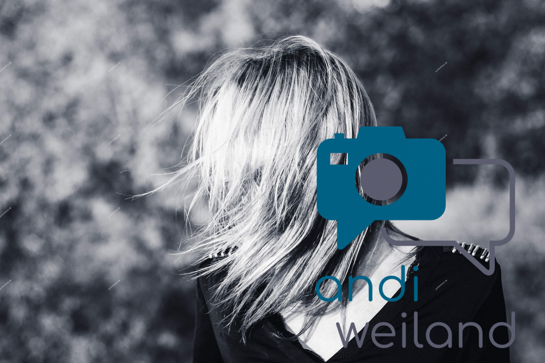 Portrait von einem vollbärtigen Mann mit kurzen Haaren, der in die Kamera lächelt. Er trägt ein Shirt mit einem Fahrrad.