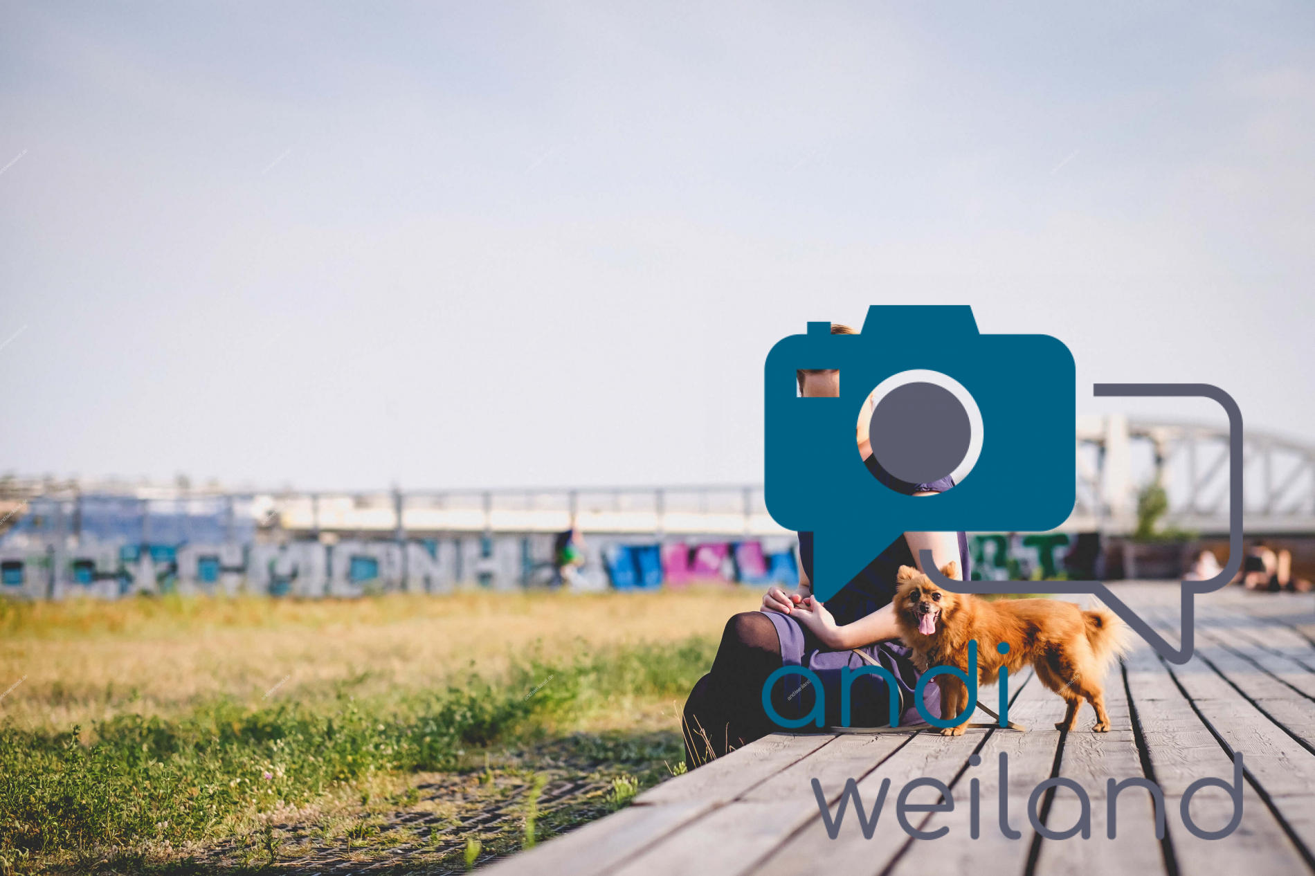 Portrait von einem vollbärtigen Mann mit kurzen Haaren, der in die Kamera lächelt. Er trägt ein Shirt mit einem Fahrrad.