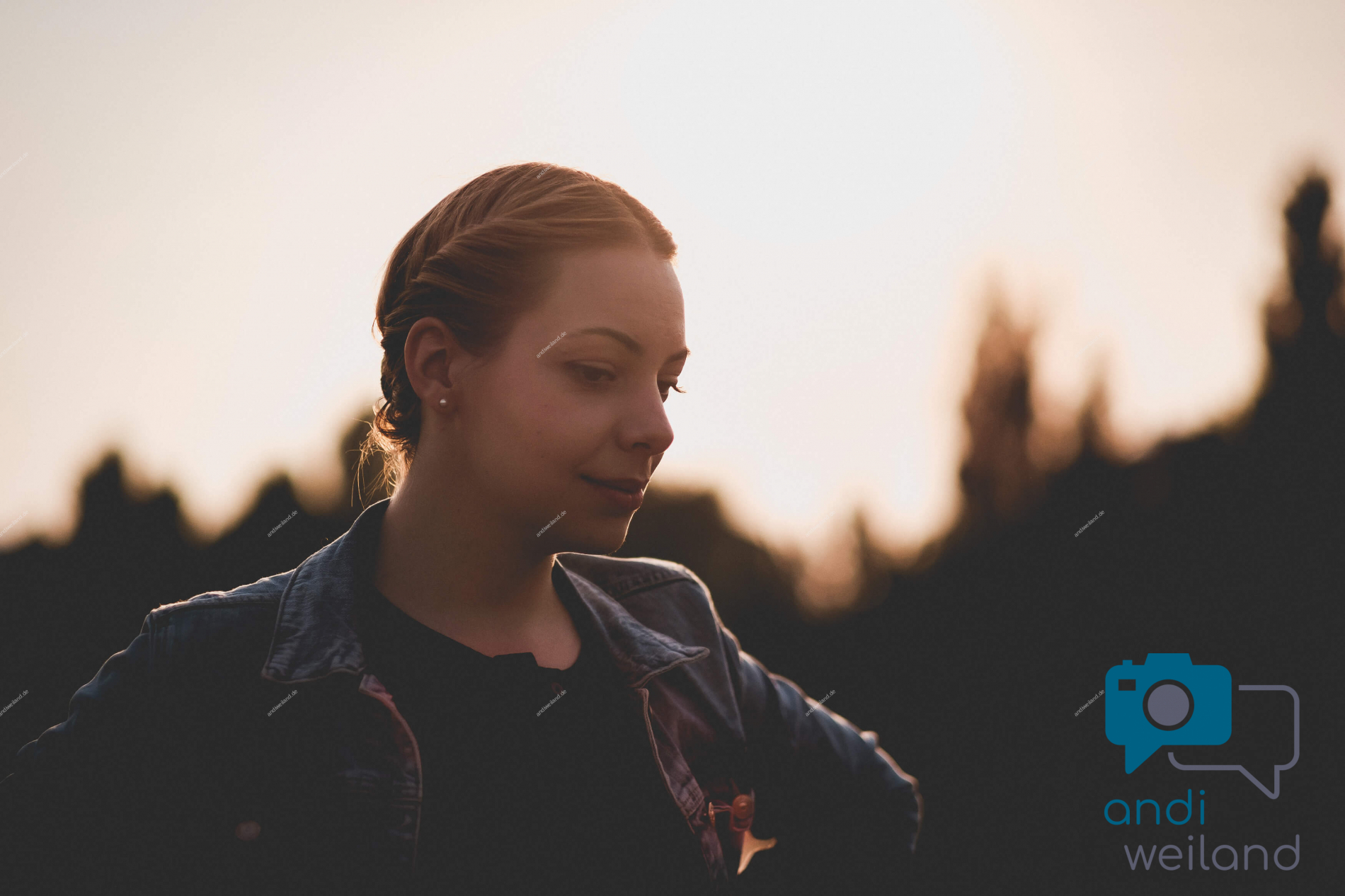 Portrait von einem vollbärtigen Mann mit kurzen Haaren, der in die Kamera lächelt. Er trägt ein Shirt mit einem Fahrrad.