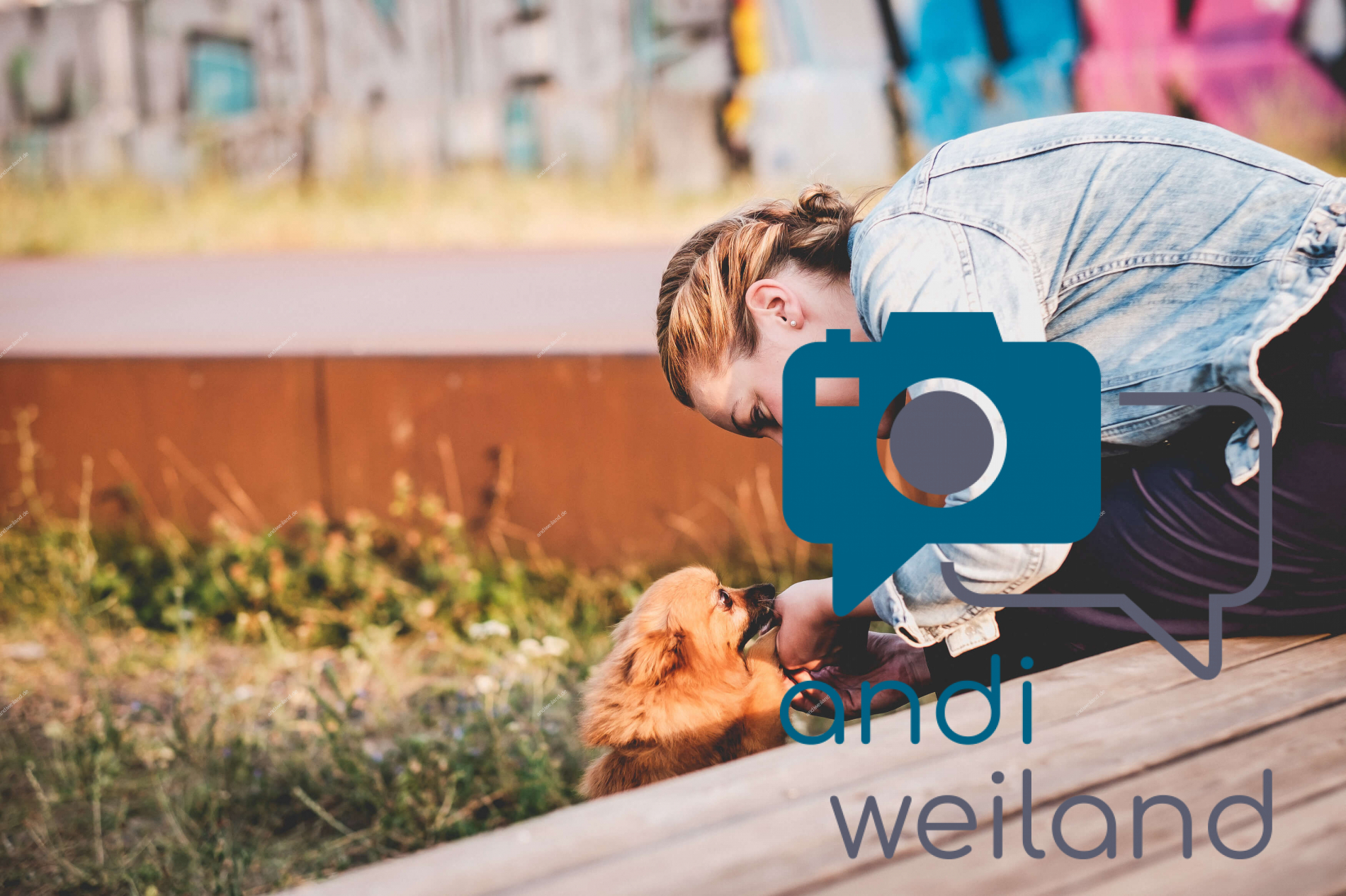 Portrait von einem vollbärtigen Mann mit kurzen Haaren, der in die Kamera lächelt. Er trägt ein Shirt mit einem Fahrrad.