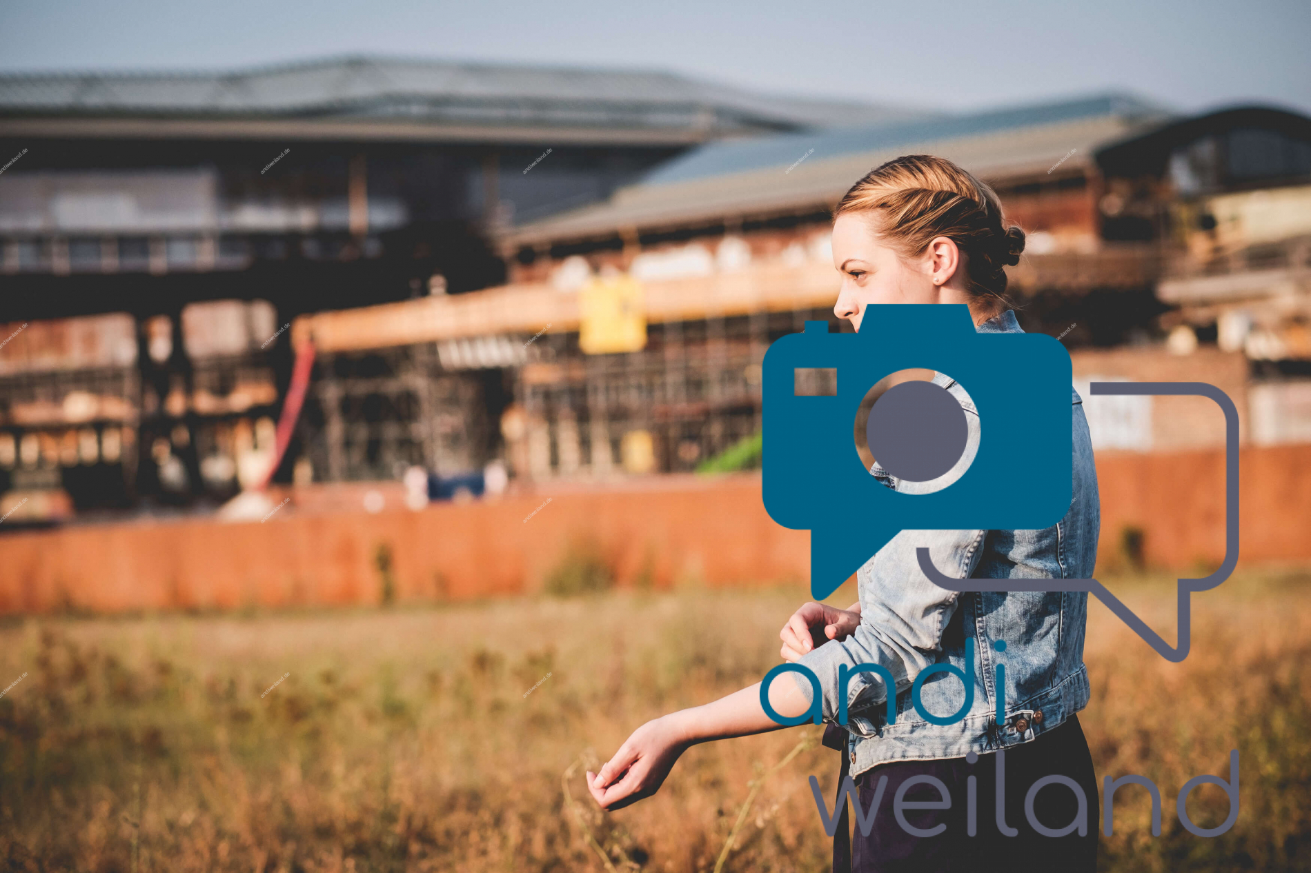 Portrait von einem vollbärtigen Mann mit kurzen Haaren, der in die Kamera lächelt. Er trägt ein Shirt mit einem Fahrrad.