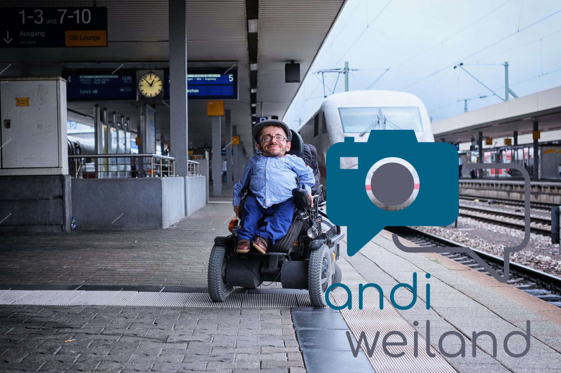 Portrait von einem vollbärtigen Mann mit kurzen Haaren, der in die Kamera lächelt. Er trägt ein Shirt mit einem Fahrrad.