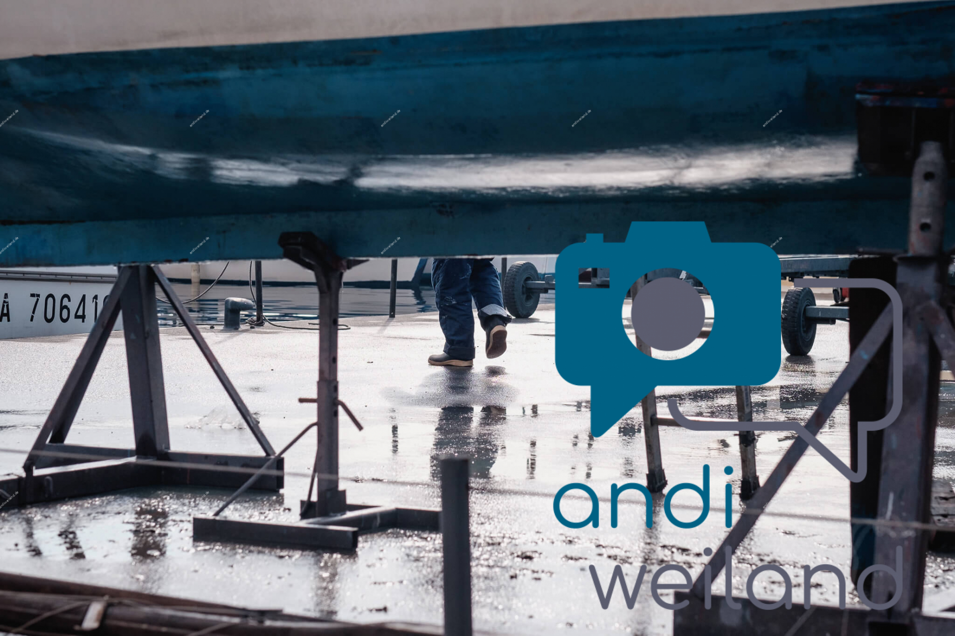 Portrait von einem vollbärtigen Mann mit kurzen Haaren, der in die Kamera lächelt. Er trägt ein Shirt mit einem Fahrrad.