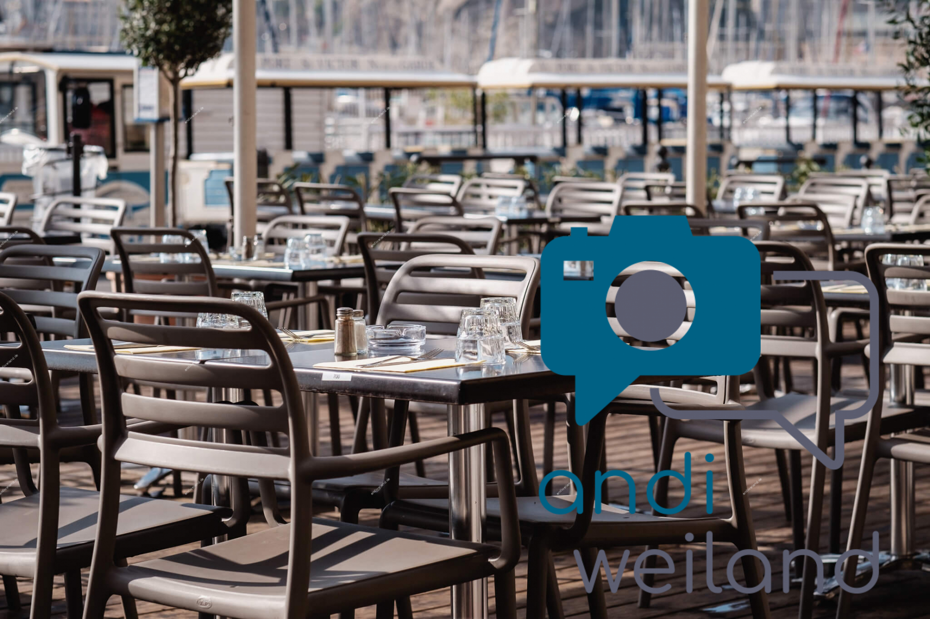 Portrait von einem vollbärtigen Mann mit kurzen Haaren, der in die Kamera lächelt. Er trägt ein Shirt mit einem Fahrrad.