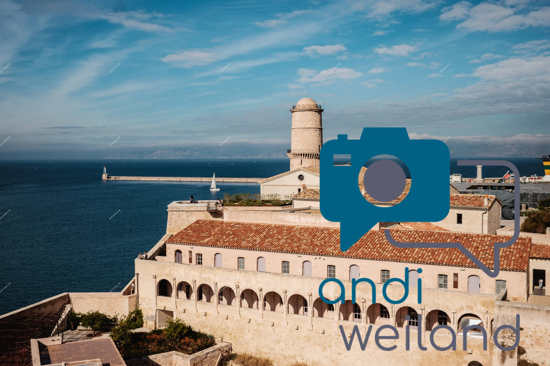 Portrait von einem vollbärtigen Mann mit kurzen Haaren, der in die Kamera lächelt. Er trägt ein Shirt mit einem Fahrrad.