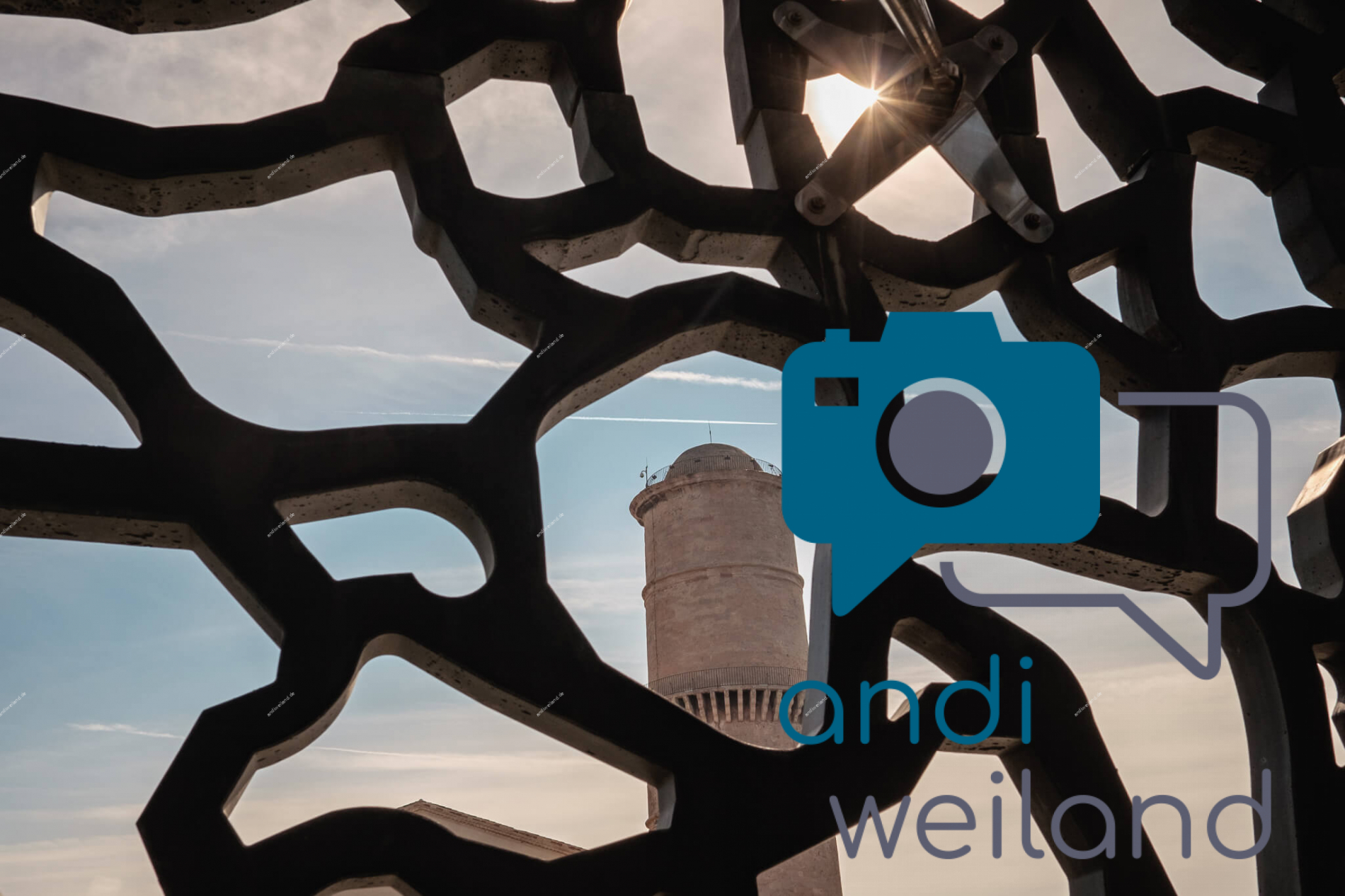 Portrait von einem vollbärtigen Mann mit kurzen Haaren, der in die Kamera lächelt. Er trägt ein Shirt mit einem Fahrrad.