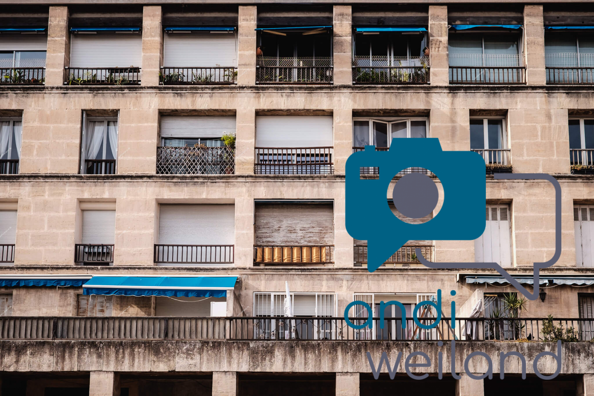 Portrait von einem vollbärtigen Mann mit kurzen Haaren, der in die Kamera lächelt. Er trägt ein Shirt mit einem Fahrrad.