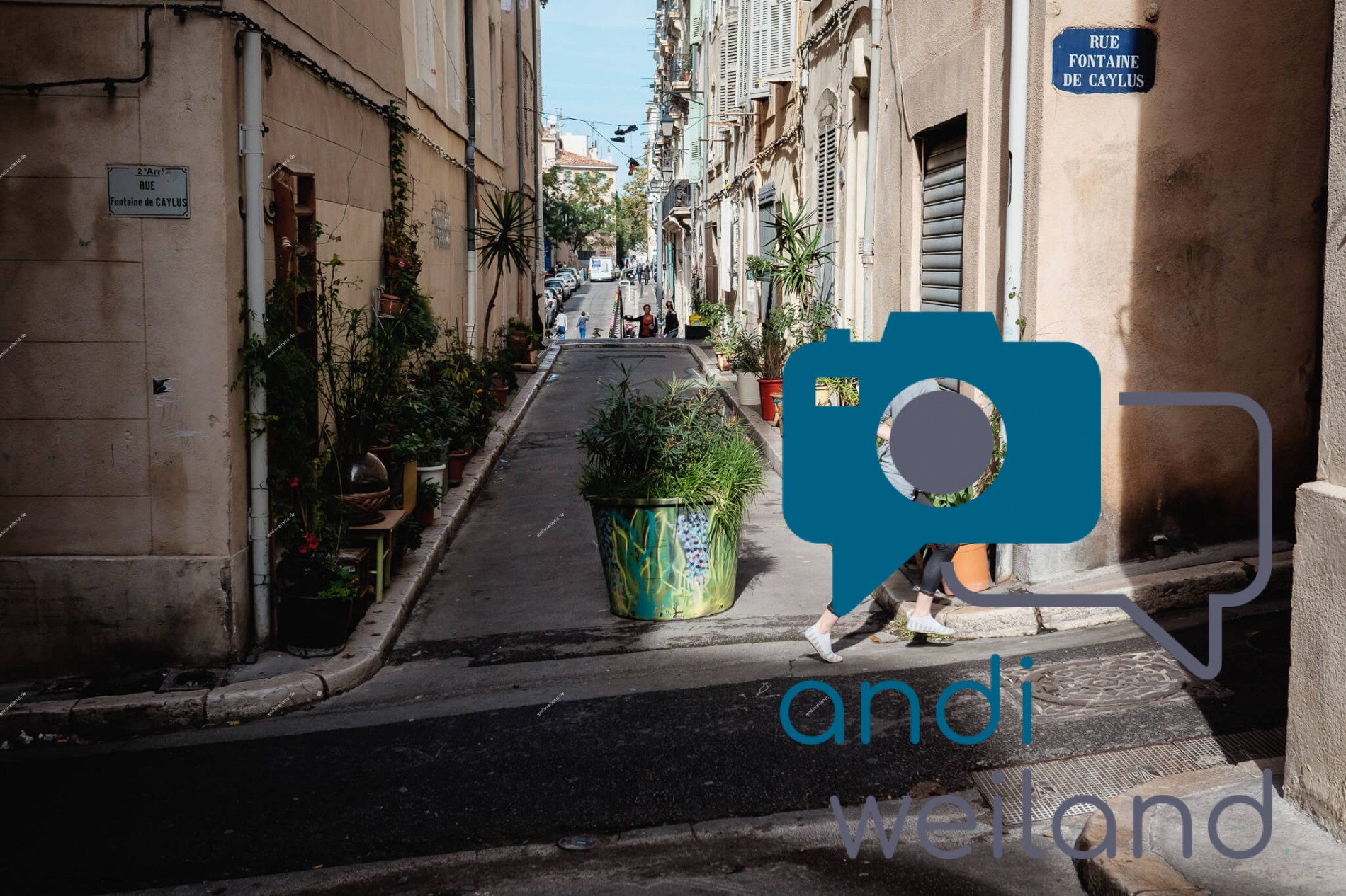 Portrait von einem vollbärtigen Mann mit kurzen Haaren, der in die Kamera lächelt. Er trägt ein Shirt mit einem Fahrrad.