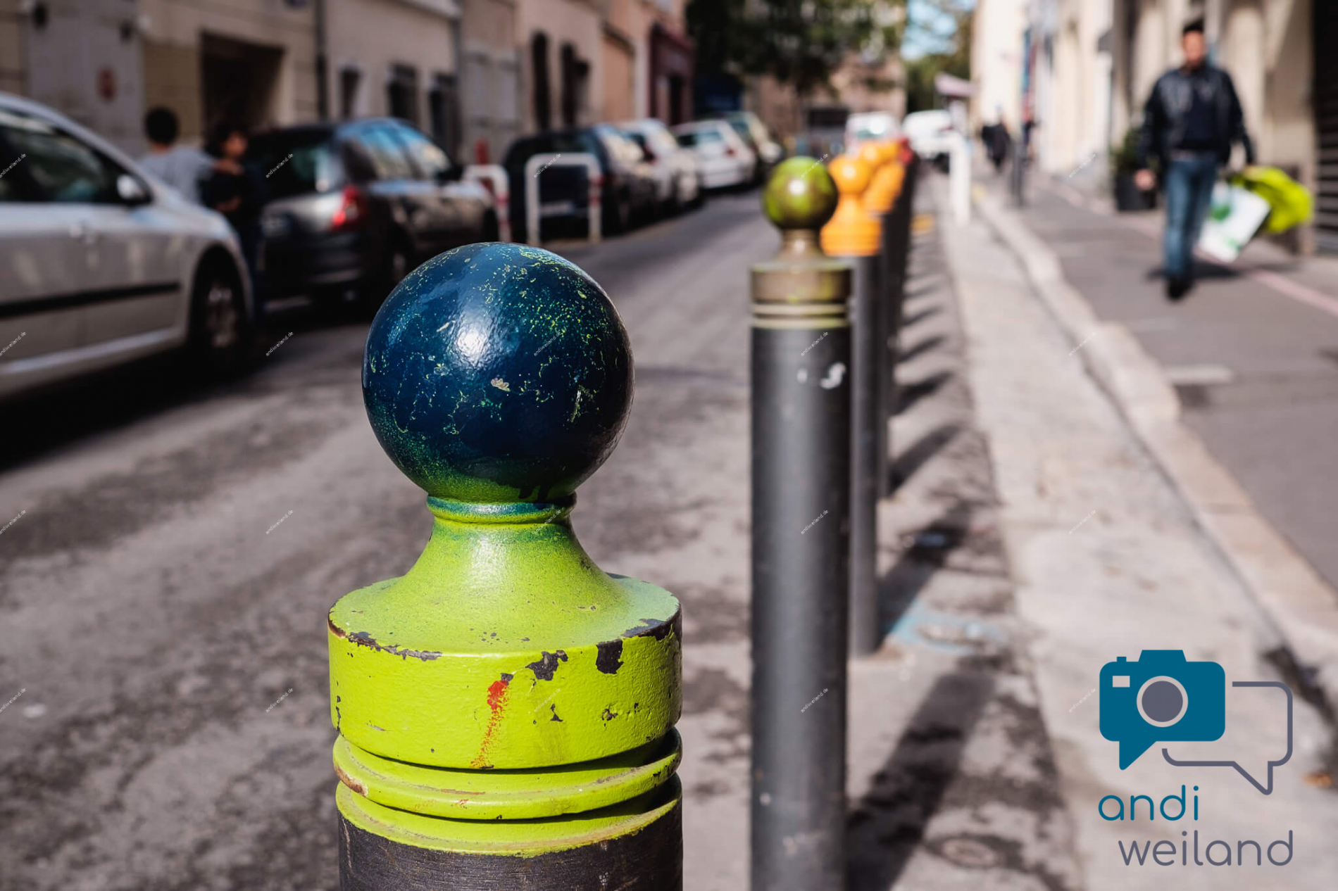 Portrait von einem vollbärtigen Mann mit kurzen Haaren, der in die Kamera lächelt. Er trägt ein Shirt mit einem Fahrrad.