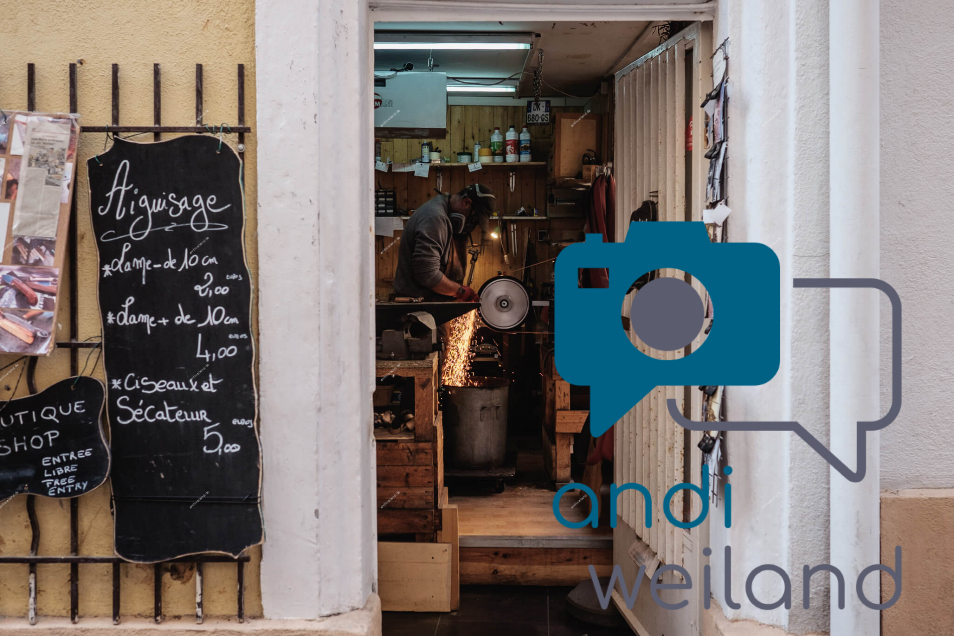 Portrait von einem vollbärtigen Mann mit kurzen Haaren, der in die Kamera lächelt. Er trägt ein Shirt mit einem Fahrrad.