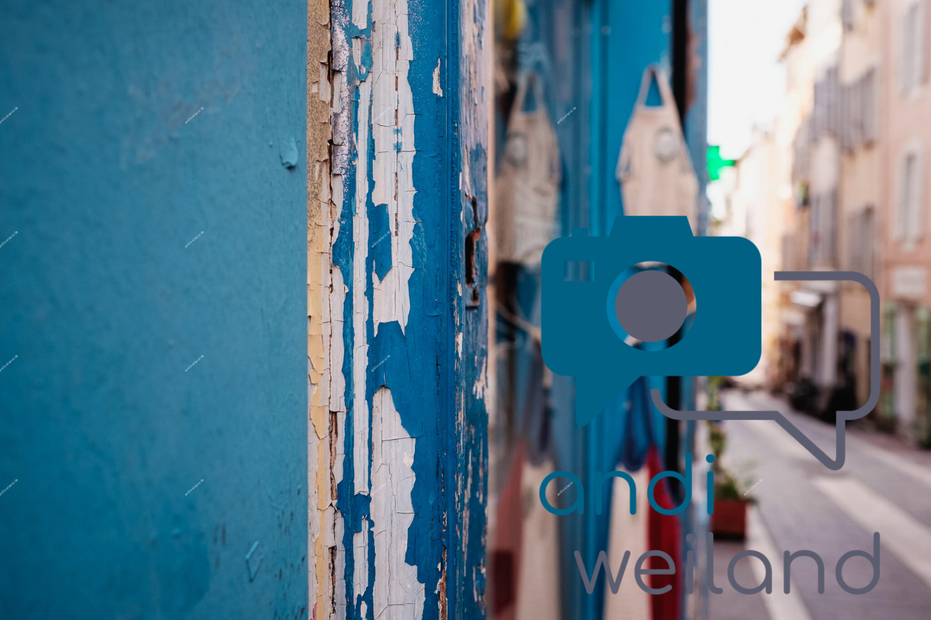 Portrait von einem vollbärtigen Mann mit kurzen Haaren, der in die Kamera lächelt. Er trägt ein Shirt mit einem Fahrrad.