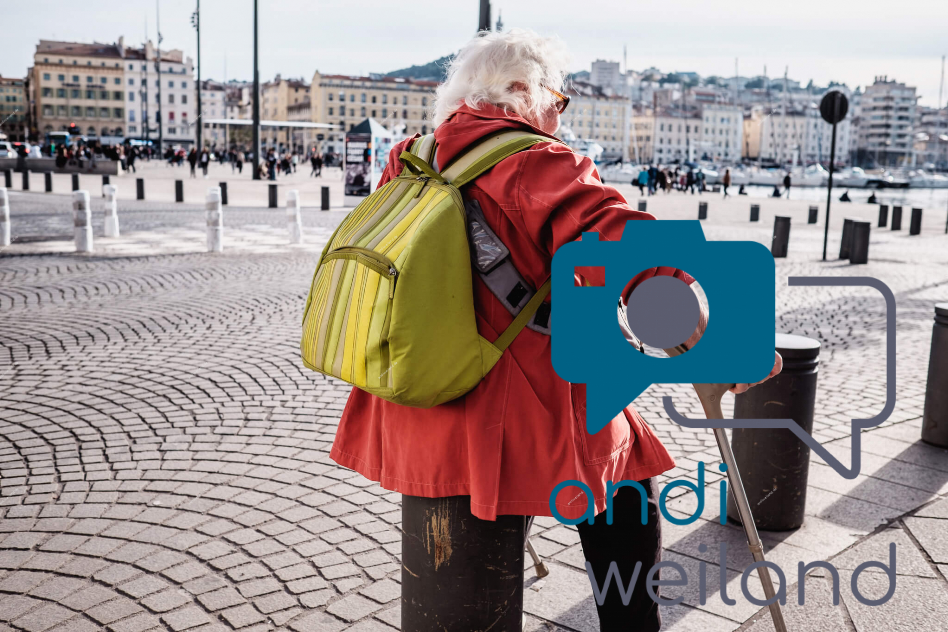 Portrait von einem vollbärtigen Mann mit kurzen Haaren, der in die Kamera lächelt. Er trägt ein Shirt mit einem Fahrrad.