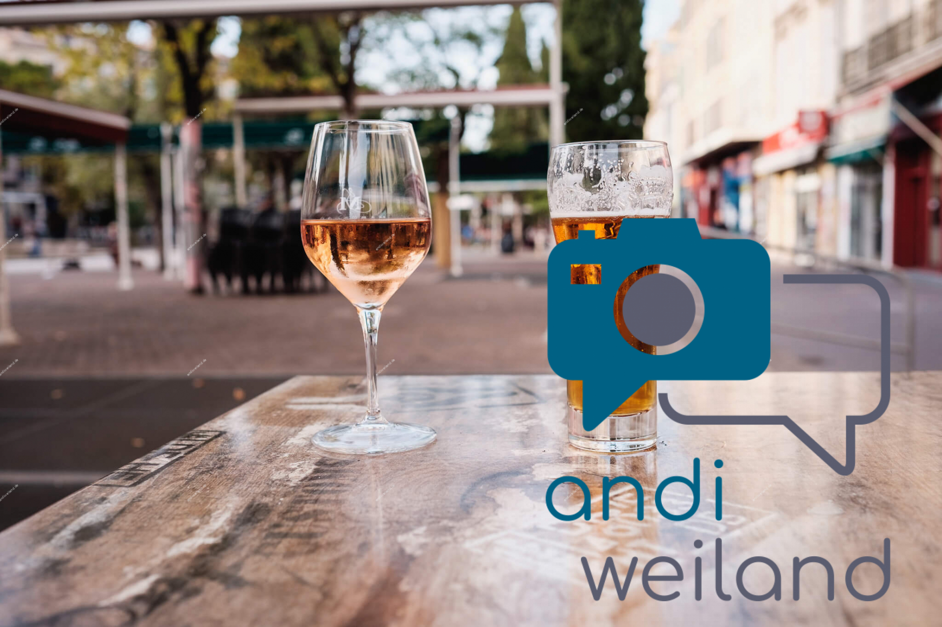 Portrait von einem vollbärtigen Mann mit kurzen Haaren, der in die Kamera lächelt. Er trägt ein Shirt mit einem Fahrrad.