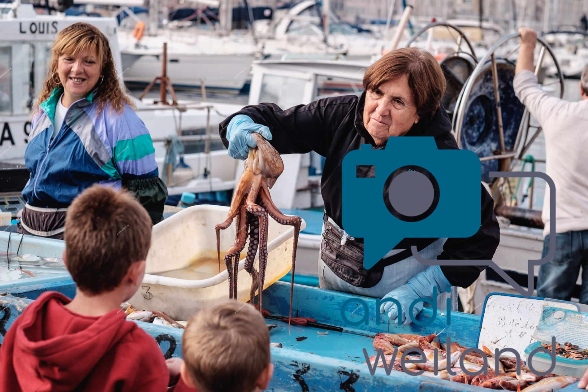 Portrait von einem vollbärtigen Mann mit kurzen Haaren, der in die Kamera lächelt. Er trägt ein Shirt mit einem Fahrrad.