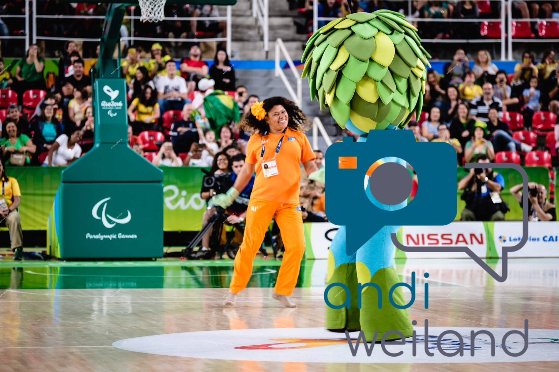 Portrait von einem vollbärtigen Mann mit kurzen Haaren, der in die Kamera lächelt. Er trägt ein Shirt mit einem Fahrrad.