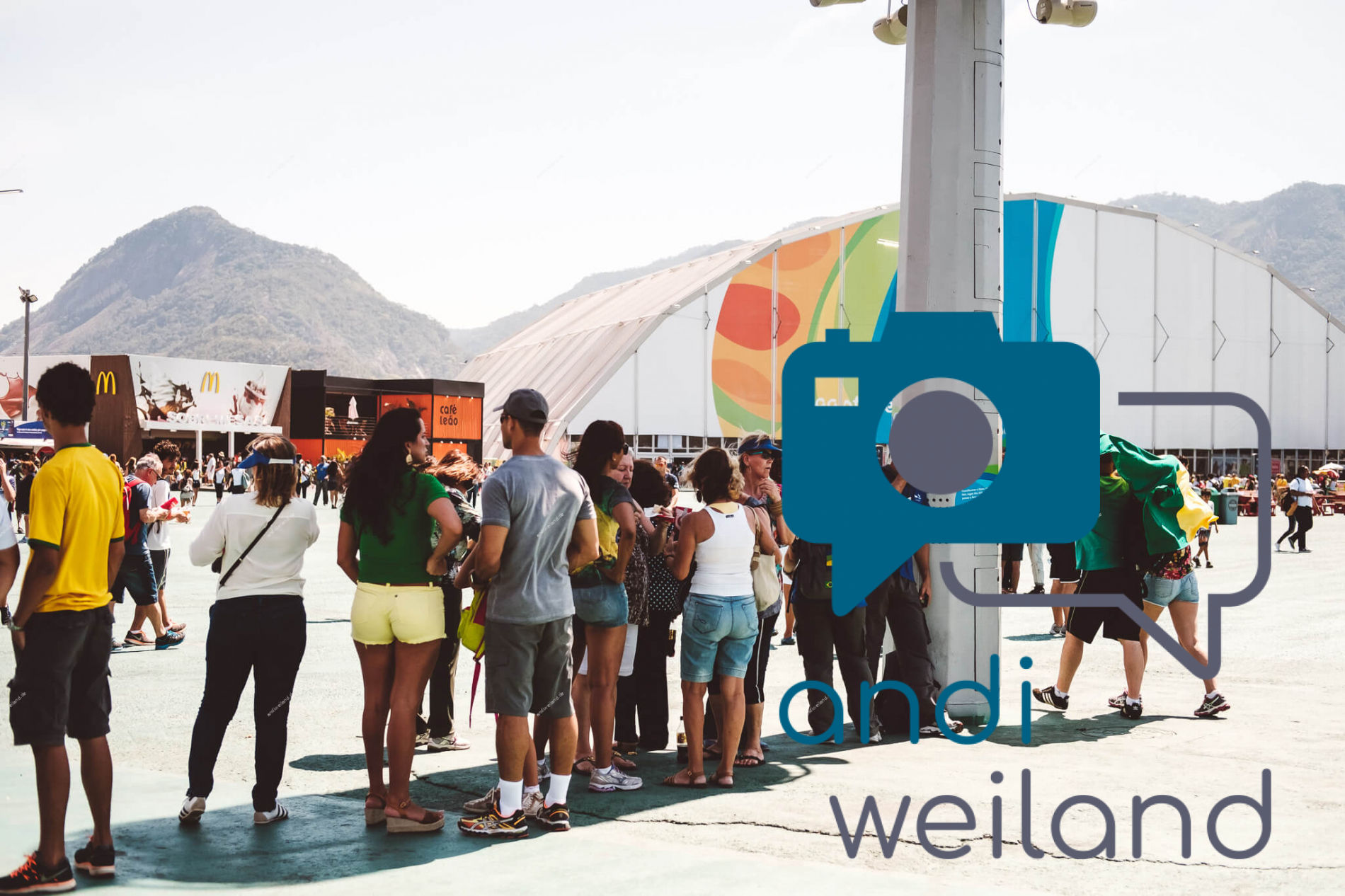 Portrait von einem vollbärtigen Mann mit kurzen Haaren, der in die Kamera lächelt. Er trägt ein Shirt mit einem Fahrrad.