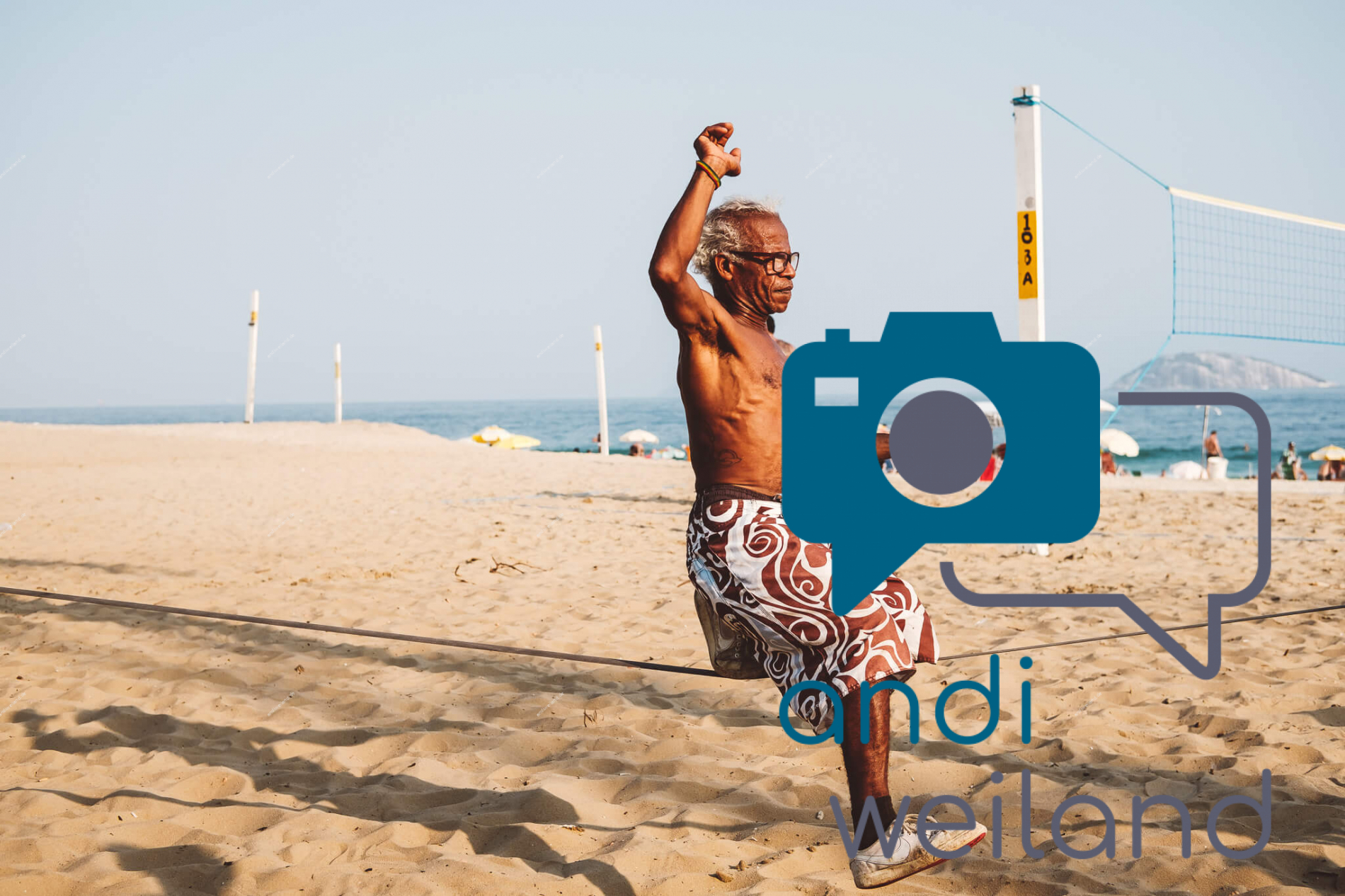 Portrait von einem vollbärtigen Mann mit kurzen Haaren, der in die Kamera lächelt. Er trägt ein Shirt mit einem Fahrrad.