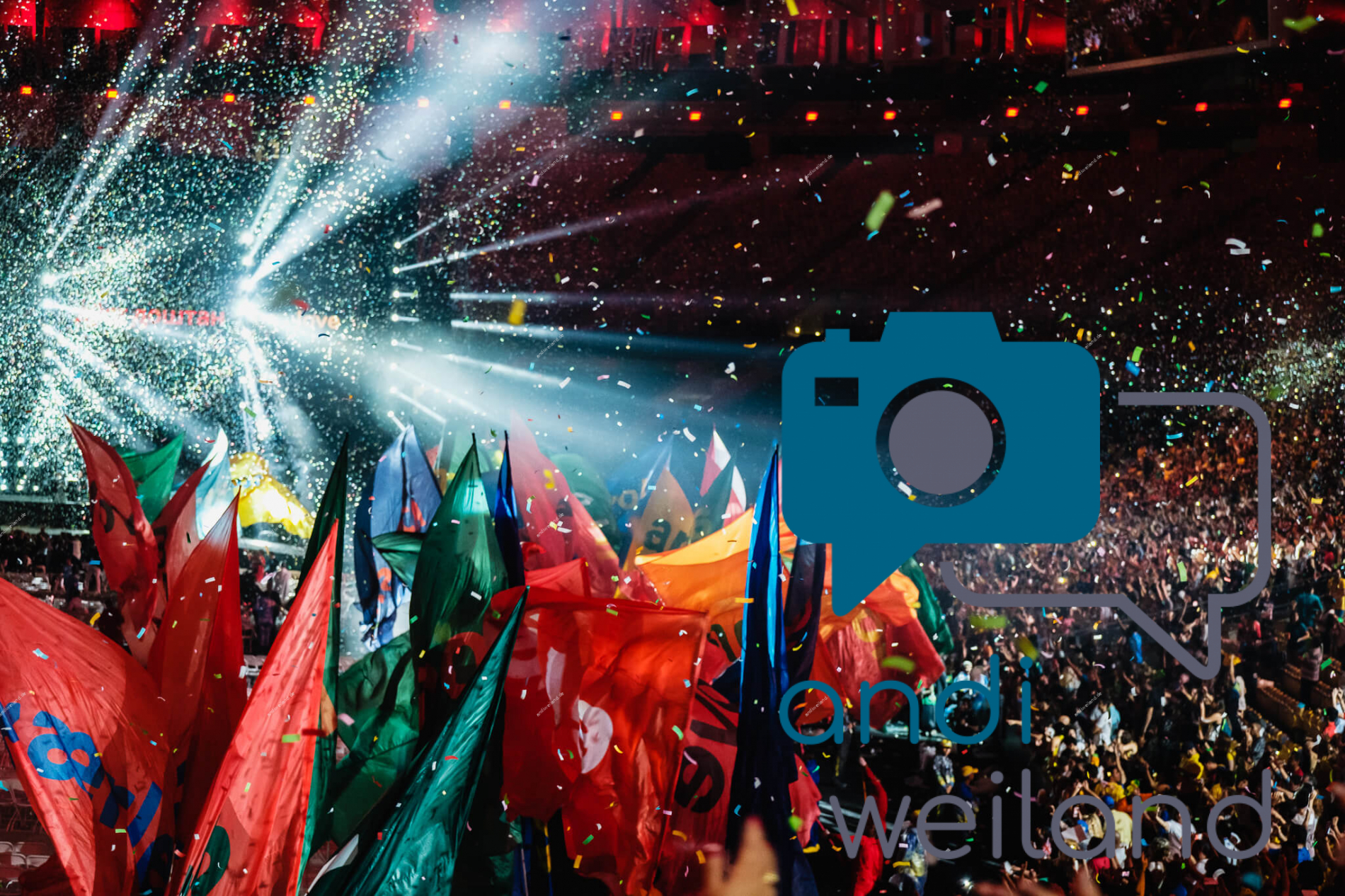 Portrait von einem vollbärtigen Mann mit kurzen Haaren, der in die Kamera lächelt. Er trägt ein Shirt mit einem Fahrrad.