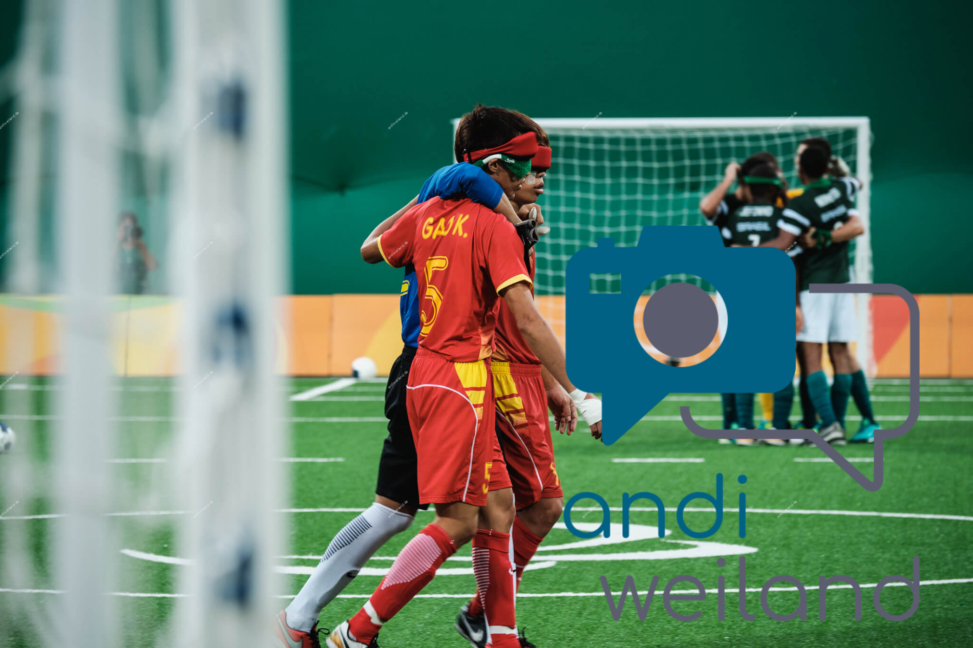 Portrait von einem vollbärtigen Mann mit kurzen Haaren, der in die Kamera lächelt. Er trägt ein Shirt mit einem Fahrrad.