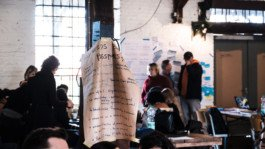  Portrait von einem vollbärtigen Mann mit kurzen Haaren, der in die Kamera lächelt. Er trägt ein Shirt mit einem Fahrrad.