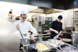 Portrait von einem vollbärtigen Mann mit kurzen Haaren, der in die Kamera lächelt. Er trägt ein Shirt mit einem Fahrrad.