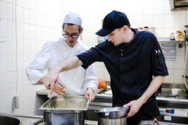 Portrait von einem vollbärtigen Mann mit kurzen Haaren, der in die Kamera lächelt. Er trägt ein Shirt mit einem Fahrrad.