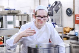  Portrait von einem vollbärtigen Mann mit kurzen Haaren, der in die Kamera lächelt. Er trägt ein Shirt mit einem Fahrrad.