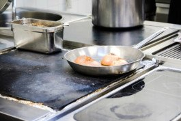 Portrait von einem vollbärtigen Mann mit kurzen Haaren, der in die Kamera lächelt. Er trägt ein Shirt mit einem Fahrrad.
