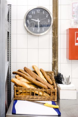 Portrait von einem vollbärtigen Mann mit kurzen Haaren, der in die Kamera lächelt. Er trägt ein Shirt mit einem Fahrrad.