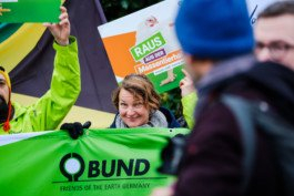 Portrait von einem vollbärtigen Mann mit kurzen Haaren, der in die Kamera lächelt. Er trägt ein Shirt mit einem Fahrrad.