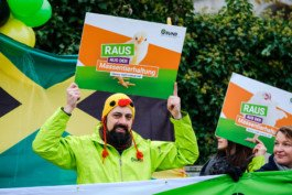 Portrait von einem vollbärtigen Mann mit kurzen Haaren, der in die Kamera lächelt. Er trägt ein Shirt mit einem Fahrrad.