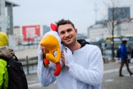 Portrait von einem vollbärtigen Mann mit kurzen Haaren, der in die Kamera lächelt. Er trägt ein Shirt mit einem Fahrrad.