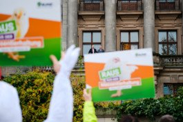  Portrait von einem vollbärtigen Mann mit kurzen Haaren, der in die Kamera lächelt. Er trägt ein Shirt mit einem Fahrrad.