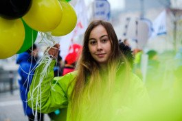 Portrait von einem vollbärtigen Mann mit kurzen Haaren, der in die Kamera lächelt. Er trägt ein Shirt mit einem Fahrrad.