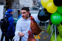 Portrait von einem vollbärtigen Mann mit kurzen Haaren, der in die Kamera lächelt. Er trägt ein Shirt mit einem Fahrrad.