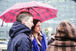  Portrait von einem vollbärtigen Mann mit kurzen Haaren, der in die Kamera lächelt. Er trägt ein Shirt mit einem Fahrrad.