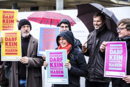 Portrait von einem vollbärtigen Mann mit kurzen Haaren, der in die Kamera lächelt. Er trägt ein Shirt mit einem Fahrrad.
