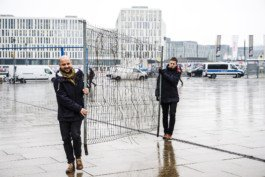  Portrait von einem vollbärtigen Mann mit kurzen Haaren, der in die Kamera lächelt. Er trägt ein Shirt mit einem Fahrrad.