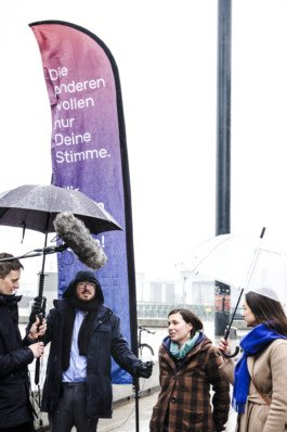  Portrait von einem vollbärtigen Mann mit kurzen Haaren, der in die Kamera lächelt. Er trägt ein Shirt mit einem Fahrrad.