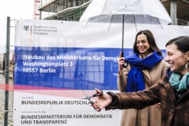  Portrait von einem vollbärtigen Mann mit kurzen Haaren, der in die Kamera lächelt. Er trägt ein Shirt mit einem Fahrrad.