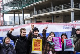  Portrait von einem vollbärtigen Mann mit kurzen Haaren, der in die Kamera lächelt. Er trägt ein Shirt mit einem Fahrrad.
