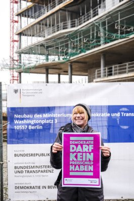  Portrait von einem vollbärtigen Mann mit kurzen Haaren, der in die Kamera lächelt. Er trägt ein Shirt mit einem Fahrrad.