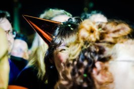  Portrait von einem vollbärtigen Mann mit kurzen Haaren, der in die Kamera lächelt. Er trägt ein Shirt mit einem Fahrrad.