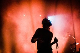 Portrait von einem vollbärtigen Mann mit kurzen Haaren, der in die Kamera lächelt. Er trägt ein Shirt mit einem Fahrrad.