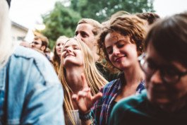 Portrait von einem vollbärtigen Mann mit kurzen Haaren, der in die Kamera lächelt. Er trägt ein Shirt mit einem Fahrrad.