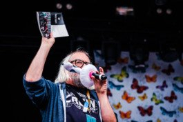 Portrait von einem vollbärtigen Mann mit kurzen Haaren, der in die Kamera lächelt. Er trägt ein Shirt mit einem Fahrrad.
