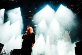 Portrait von einem vollbärtigen Mann mit kurzen Haaren, der in die Kamera lächelt. Er trägt ein Shirt mit einem Fahrrad.