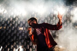Portrait von einem vollbärtigen Mann mit kurzen Haaren, der in die Kamera lächelt. Er trägt ein Shirt mit einem Fahrrad.