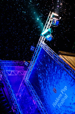 Portrait von einem vollbärtigen Mann mit kurzen Haaren, der in die Kamera lächelt. Er trägt ein Shirt mit einem Fahrrad.